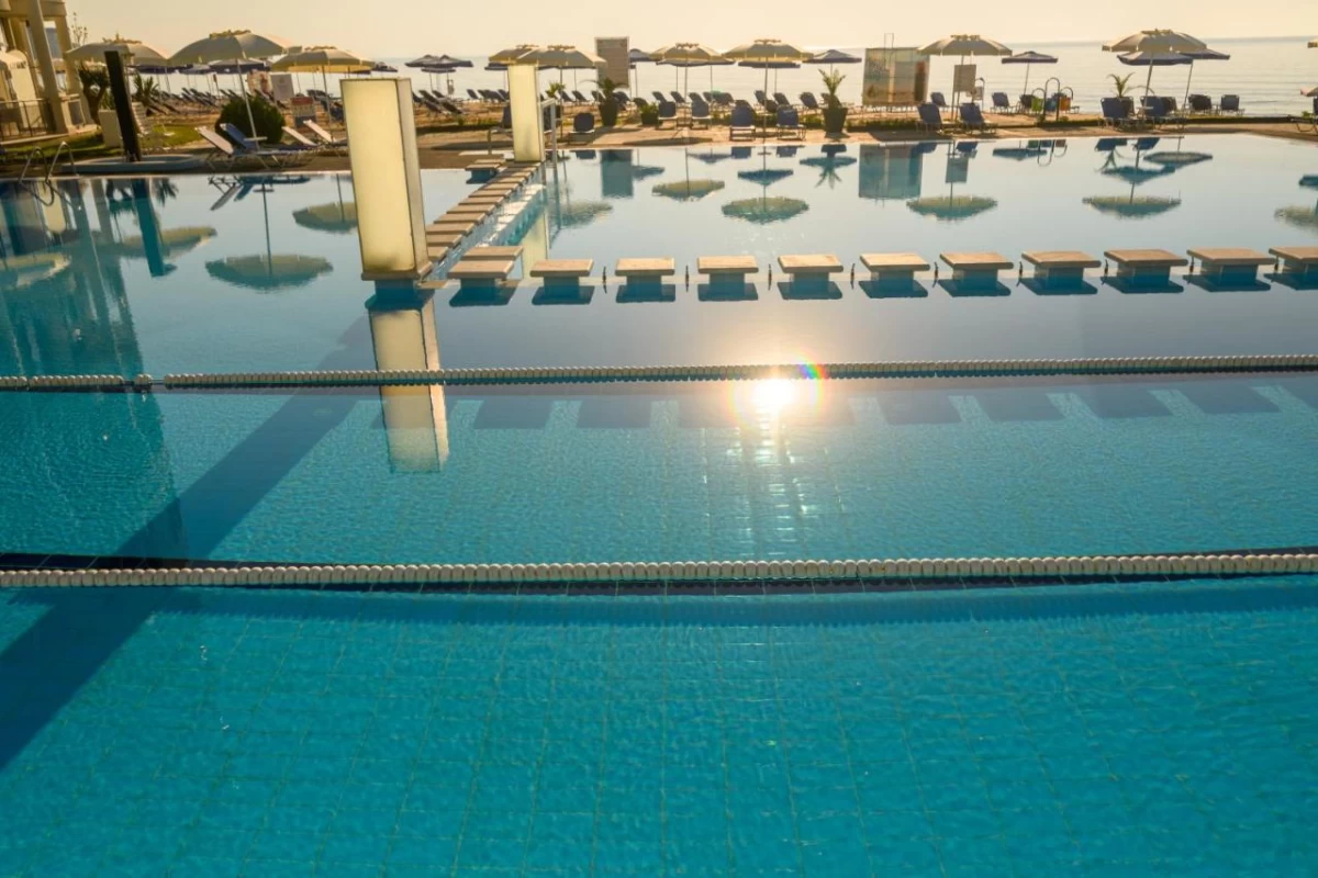 https://www.travlocals.com/uploads/0009/9841/2024/12/17/292878735.webp