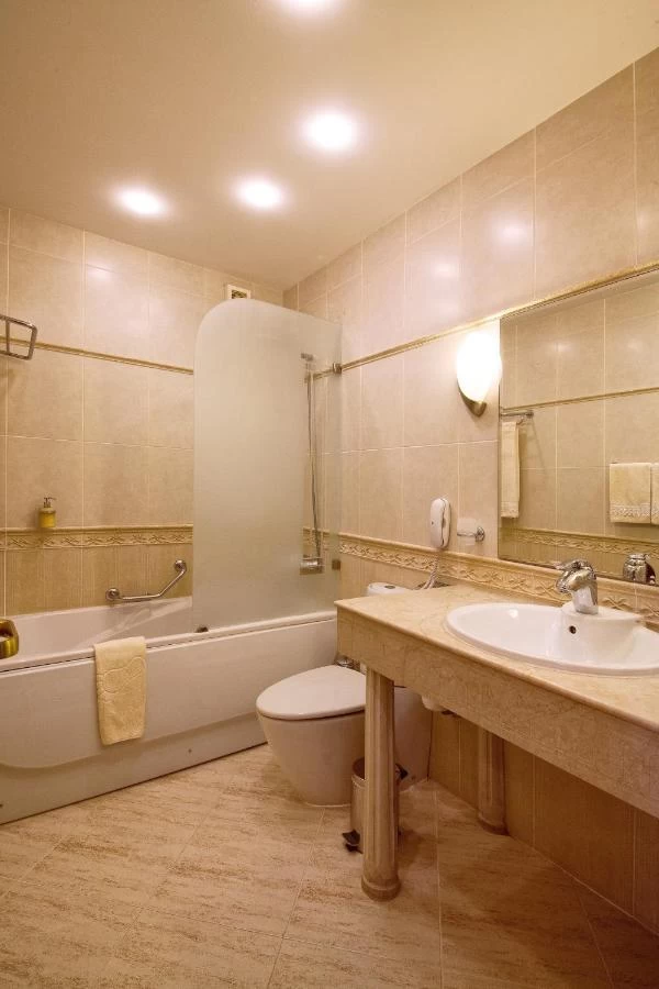 https://www.travlocals.com/uploads/0009/9841/2024/12/19/19755101.webp