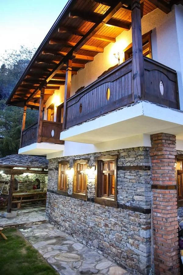 https://www.travlocals.com/uploads/0009/9841/2025/01/01/117871485.webp