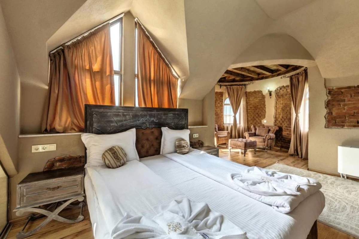 https://www.travlocals.com/uploads/0009/9841/2025/01/01/154952121.webp