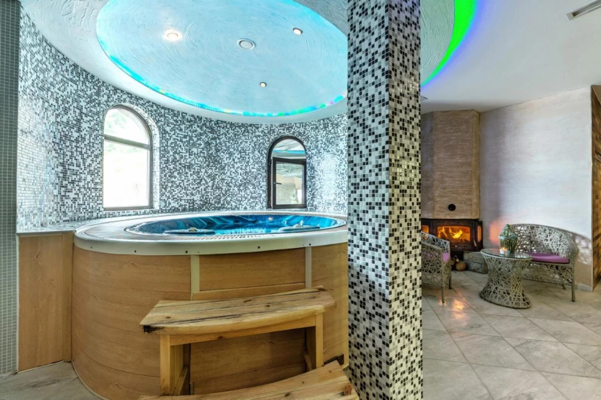 https://www.travlocals.com/uploads/0009/9841/2025/01/01/154953579.webp