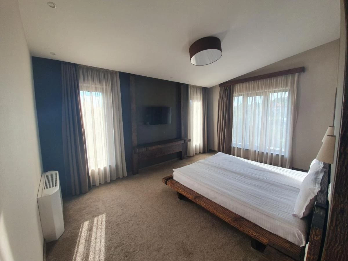 https://www.travlocals.com/uploads/0009/9841/2025/01/01/266111264.webp