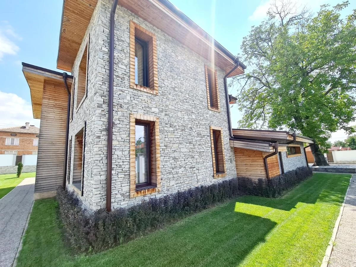 https://www.travlocals.com/uploads/0009/9841/2025/01/01/266111345.webp