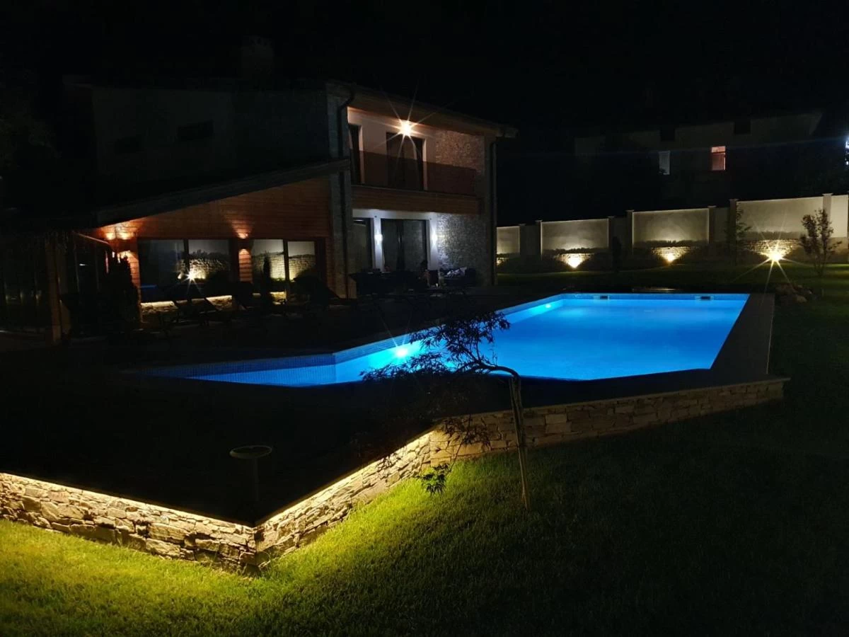 https://www.travlocals.com/uploads/0009/9841/2025/01/01/266357449.webp