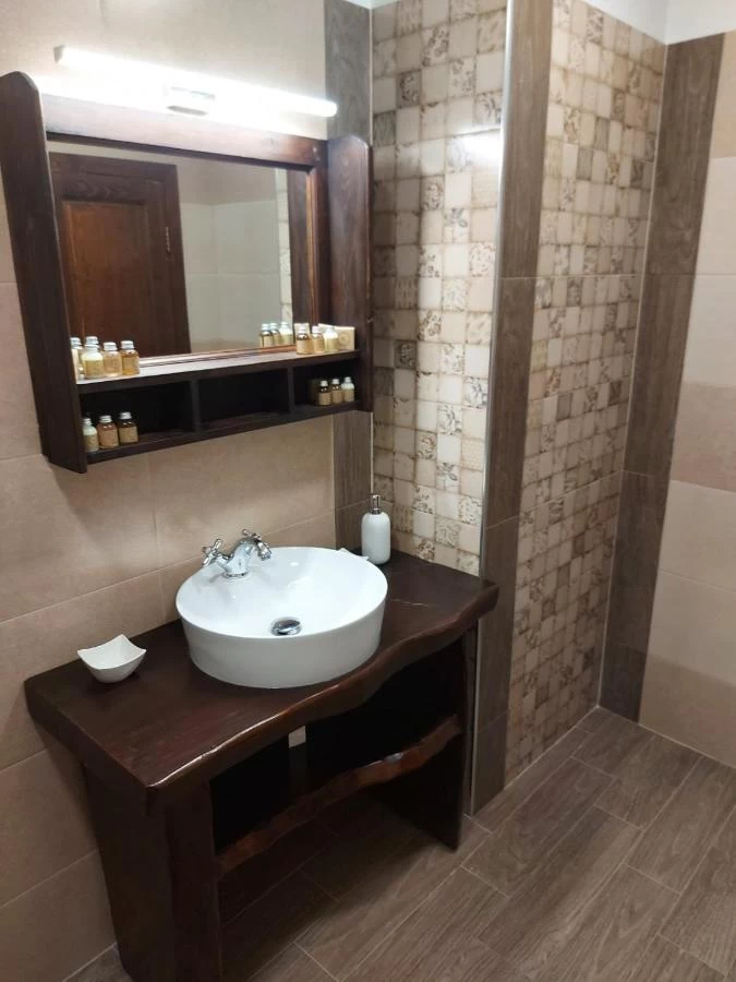 https://www.travlocals.com/uploads/0009/9841/2025/01/01/364568575.webp