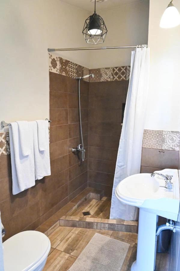 https://www.travlocals.com/uploads/0009/9841/2025/01/01/383242186.webp