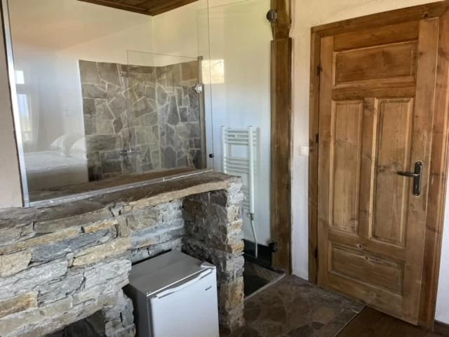 https://www.travlocals.com/uploads/0009/9841/2025/01/01/446934699.webp