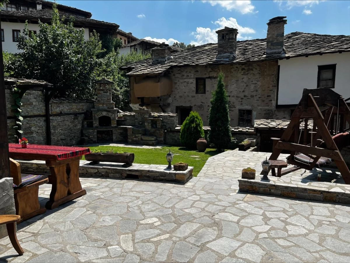 https://www.travlocals.com/uploads/0009/9841/2025/01/01/485966444.webp