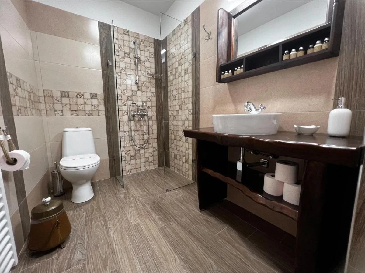 https://www.travlocals.com/uploads/0009/9841/2025/01/01/485982270.webp