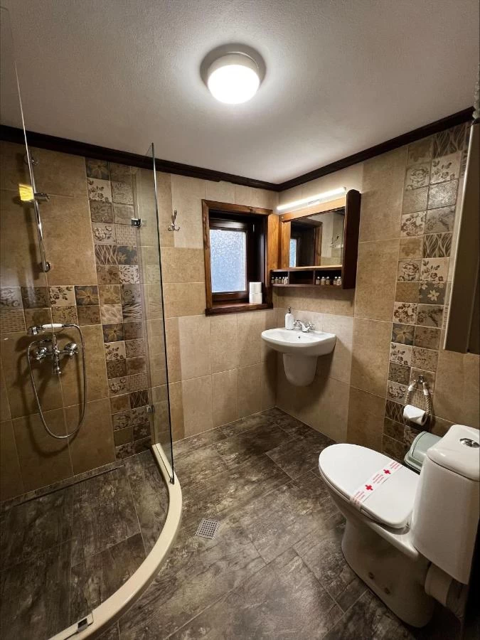 https://www.travlocals.com/uploads/0009/9841/2025/01/01/518243829.webp