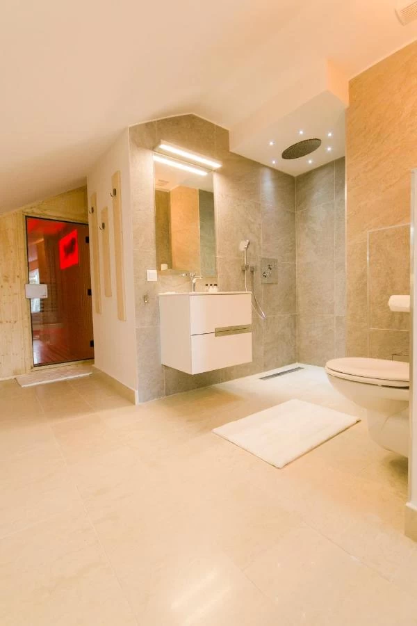 https://www.travlocals.com/uploads/0009/9841/2025/01/01/594986381.webp