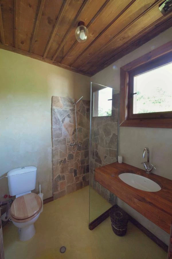 https://www.travlocals.com/uploads/0009/9841/2025/01/01/76561727.webp