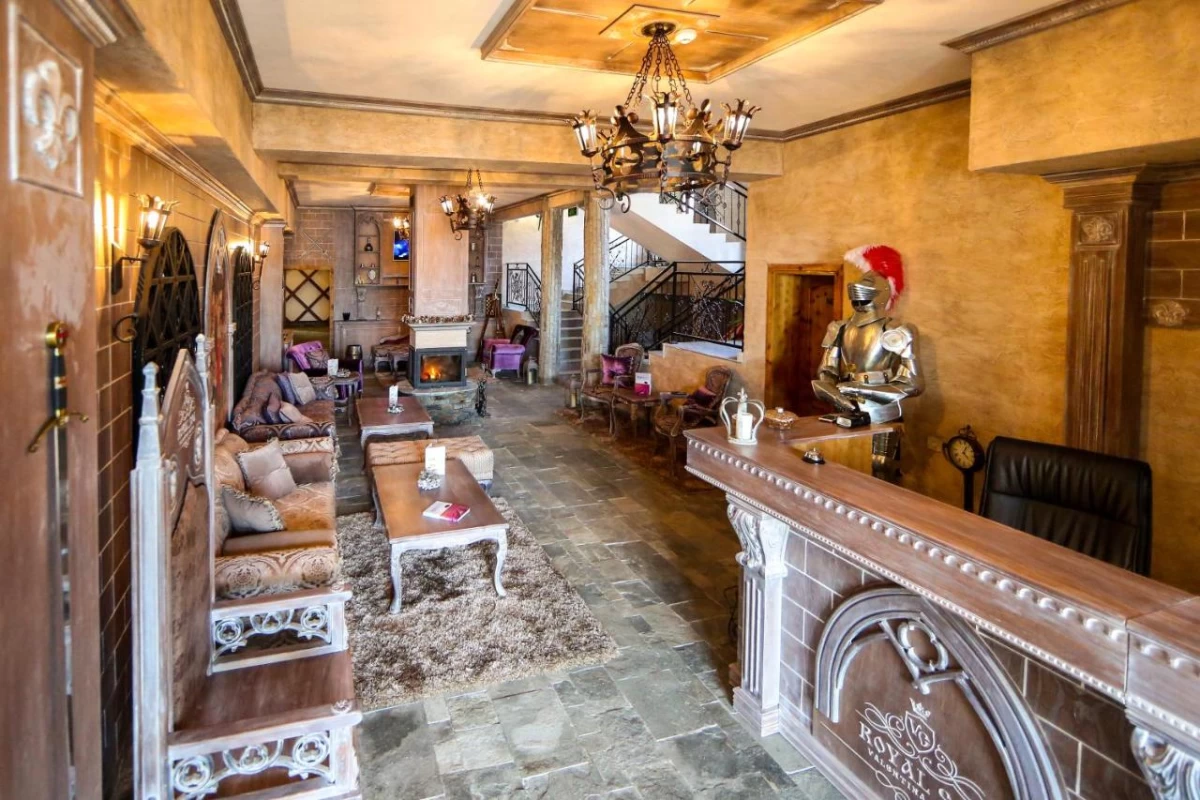https://www.travlocals.com/uploads/0009/9841/2025/01/01/91642829.webp