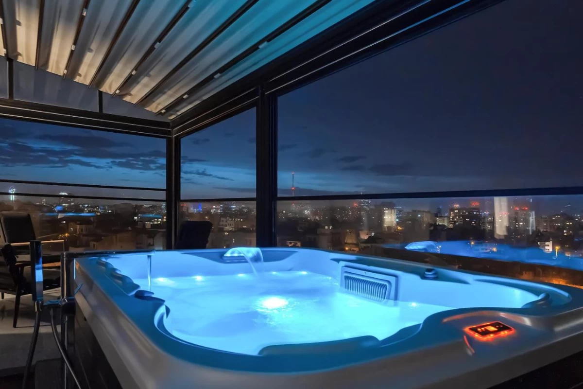 Crown Penthouse - Luxurious, Spa & Vista , by Uni88 Apartments