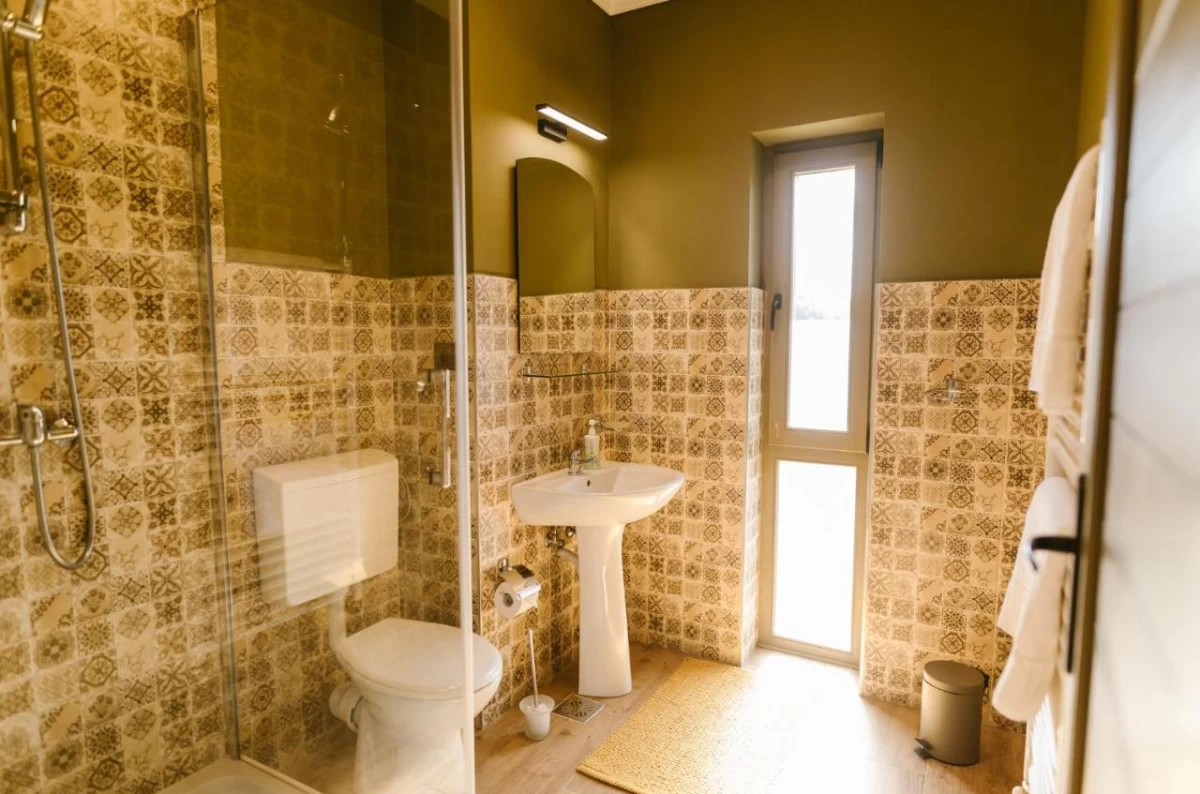 https://www.travlocals.com/uploads/0010/10038/2025/02/24/402010075.webp