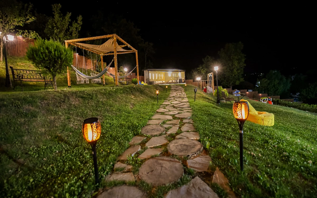 https://www.travlocals.com/uploads/0010/10076/2025/03/27/alee-gradina-queen-doftana.webp