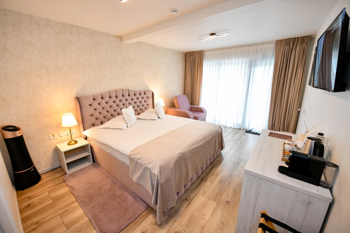 https://www.travlocals.com/uploads/0010/10076/2025/03/27/camera-cazare-vila-queen-doftana.webp