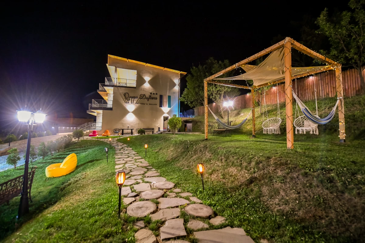 https://www.travlocals.com/uploads/0010/10076/2025/03/27/cazare-queen-doftana-seara.webp