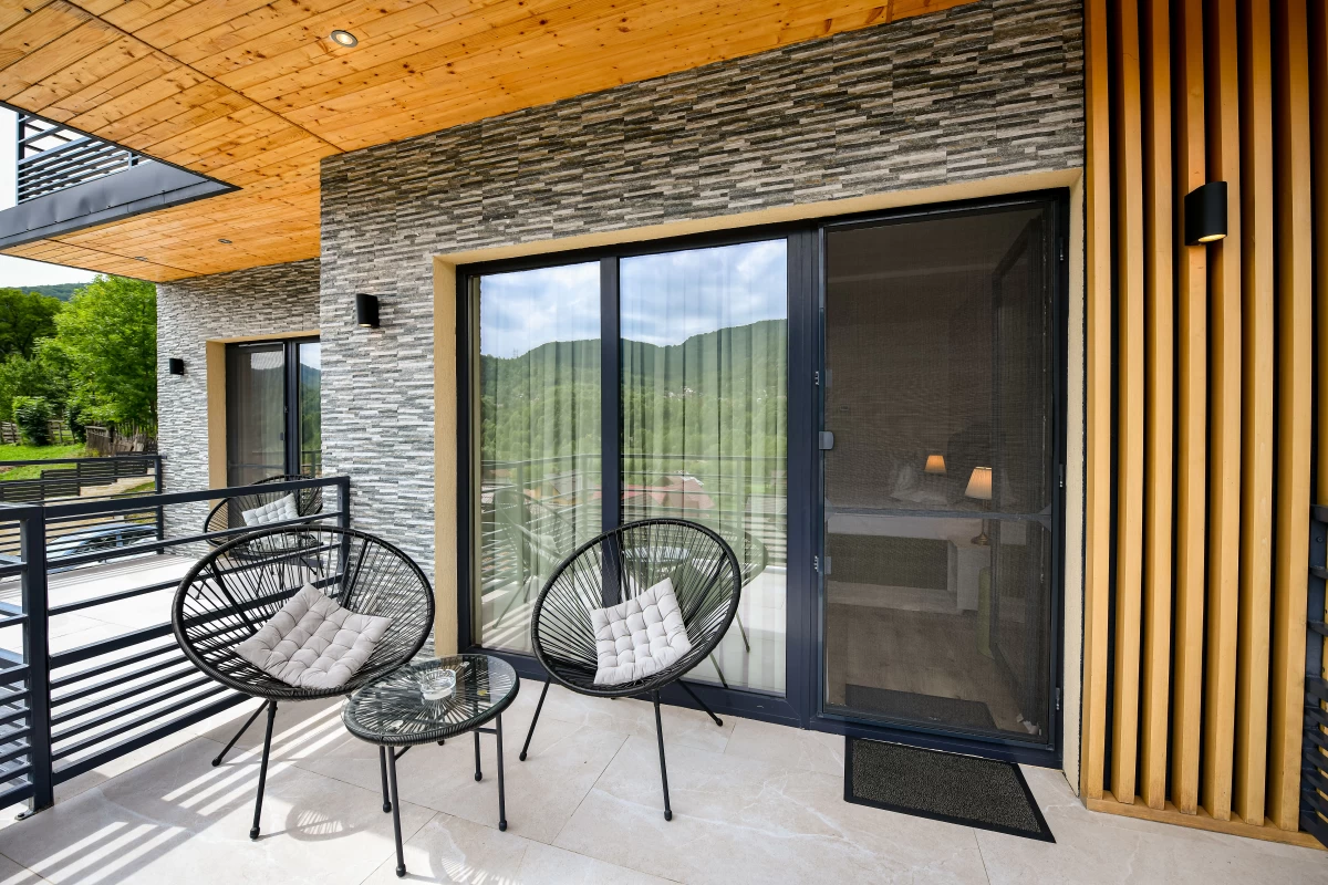 https://www.travlocals.com/uploads/0010/10076/2025/03/27/cazare-valea-doftanei-balcon.webp