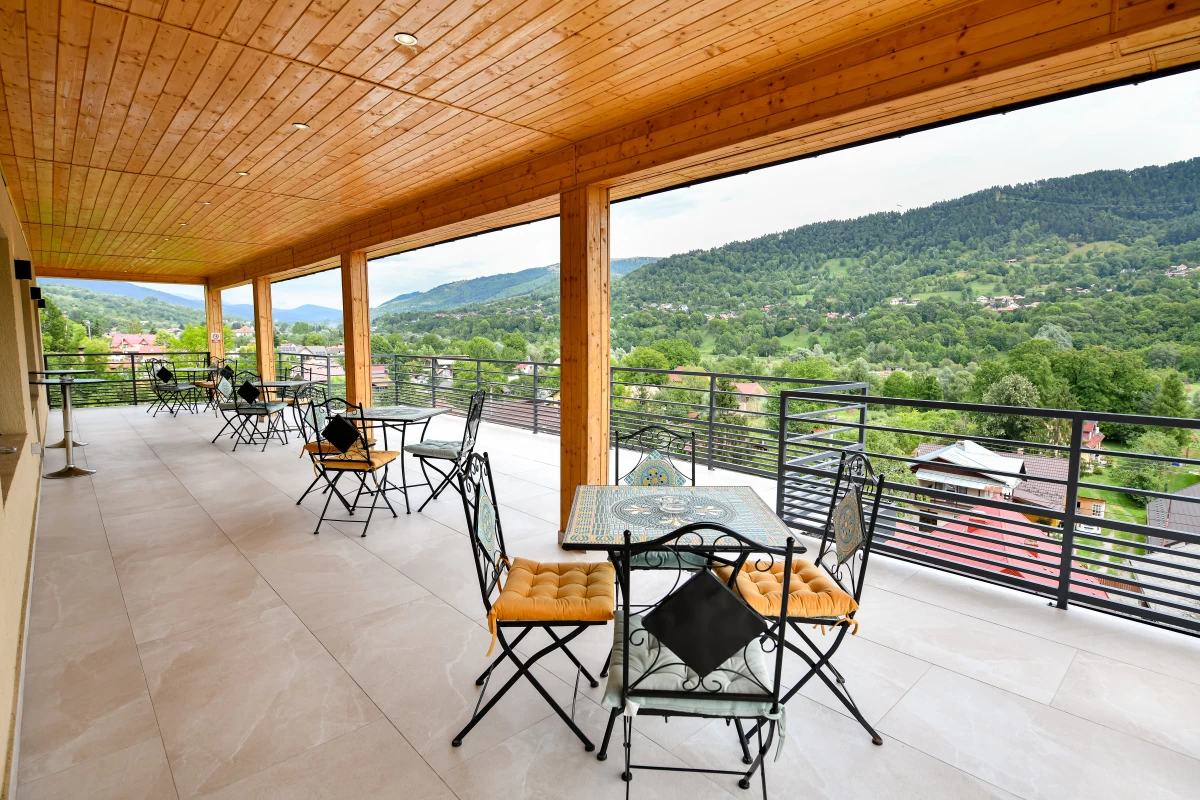 https://www.travlocals.com/uploads/0010/10076/2025/03/27/cazare-valea-doftanei-terasa.webp