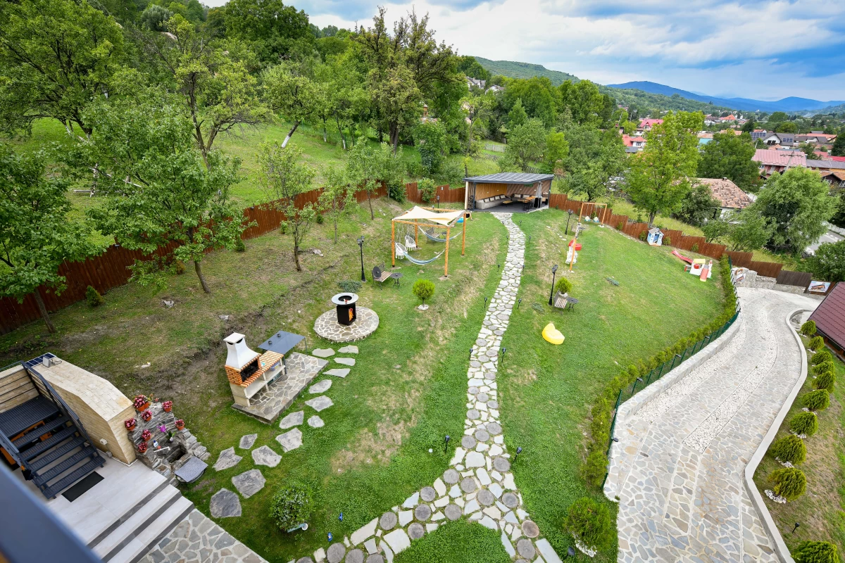 https://www.travlocals.com/uploads/0010/10076/2025/03/27/gradina-cazare-queen-doftana.webp