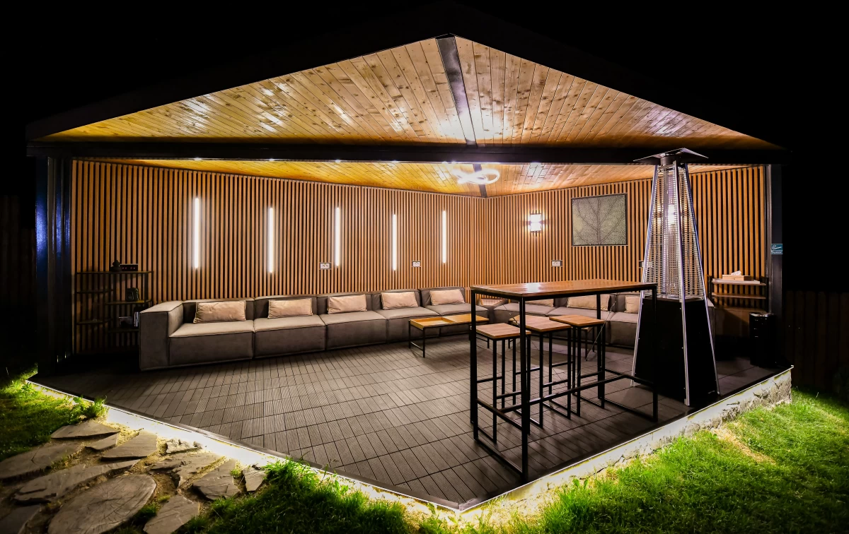 https://www.travlocals.com/uploads/0010/10076/2025/03/27/lounge-foisor-queen-doftana.webp