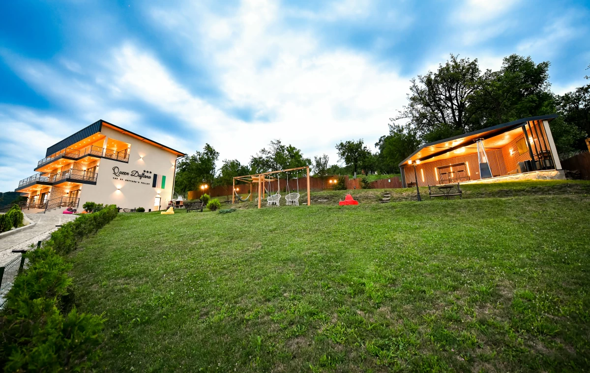 https://www.travlocals.com/uploads/0010/10076/2025/03/27/vila-foisor-queen-doftana.webp