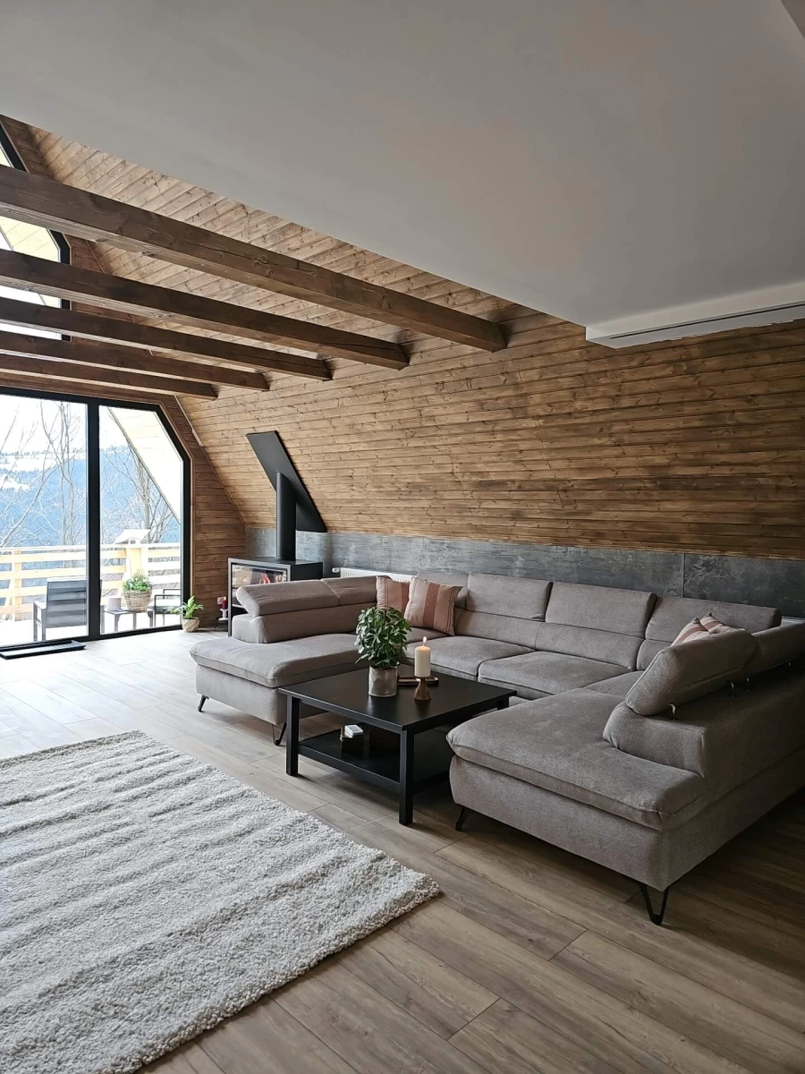 https://www.travlocals.com/uploads/0010/10085/2025/03/27/black-roof-20.webp