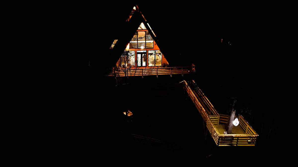 https://www.travlocals.com/uploads/0010/10085/2025/03/27/black-roof-28-scaled.webp
