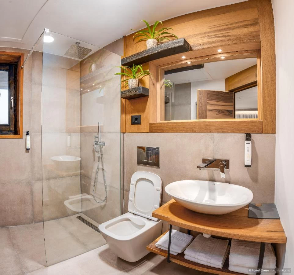 https://www.travlocals.com/uploads/0010/10086/2025/03/27/623300392.webp