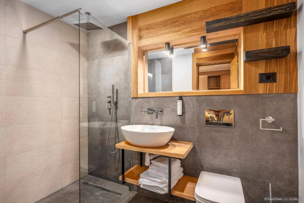 https://www.travlocals.com/uploads/0010/10086/2025/03/27/623300447.webp