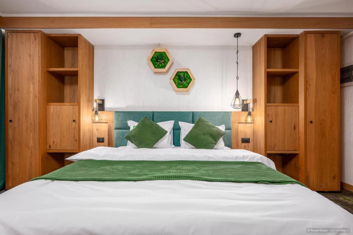 https://www.travlocals.com/uploads/0010/10086/2025/03/27/623300448.webp