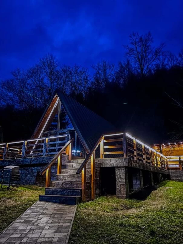 https://www.travlocals.com/uploads/0010/10111/2025/04/08/08-605x806.webp