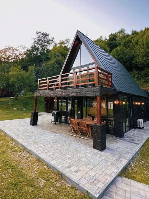 https://www.travlocals.com/uploads/0010/10111/2025/04/08/08.webp