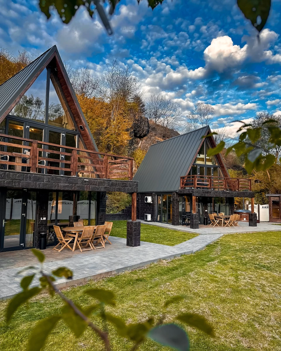 https://www.travlocals.com/uploads/0010/10111/2025/04/08/475090655-18042159656599551-6084794134483124087-n.webp