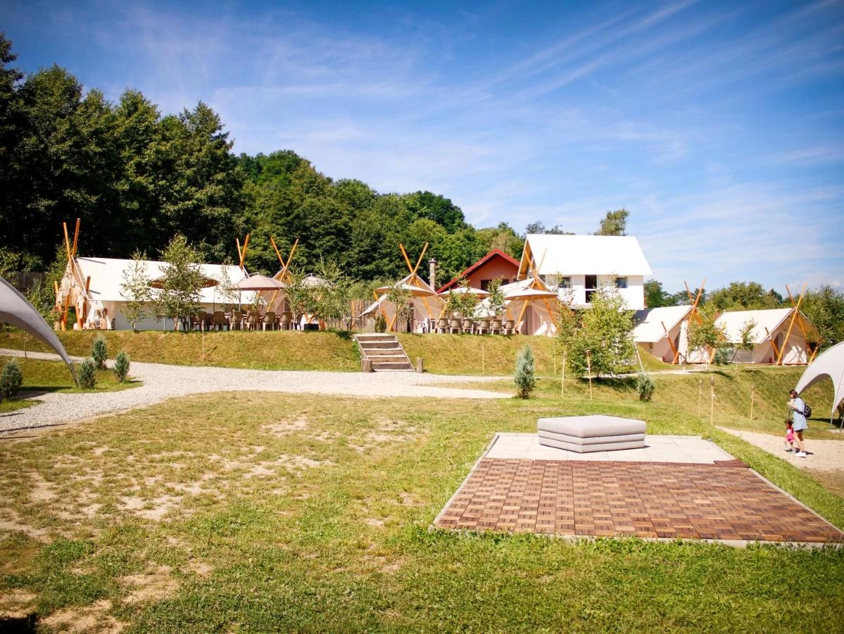 https://www.travlocals.com/uploads/0010/10113/2025/04/10/530757890.webp