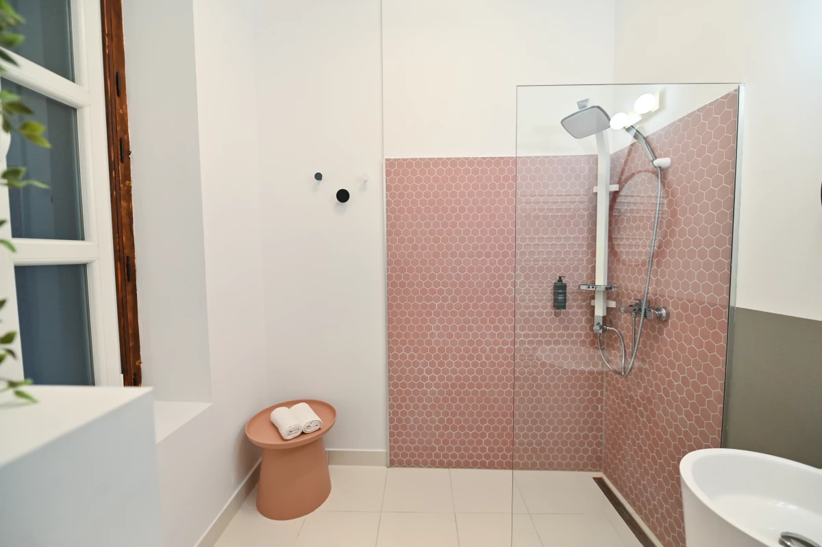 https://www.travlocals.com/uploads/0010/10117/2025/04/16/camera-10-10.webp