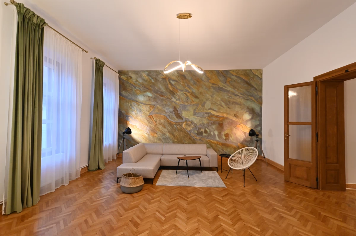 https://www.travlocals.com/uploads/0010/10117/2025/04/16/camera-10-7.webp