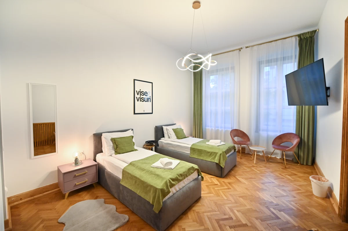 https://www.travlocals.com/uploads/0010/10117/2025/04/16/camera-10.webp