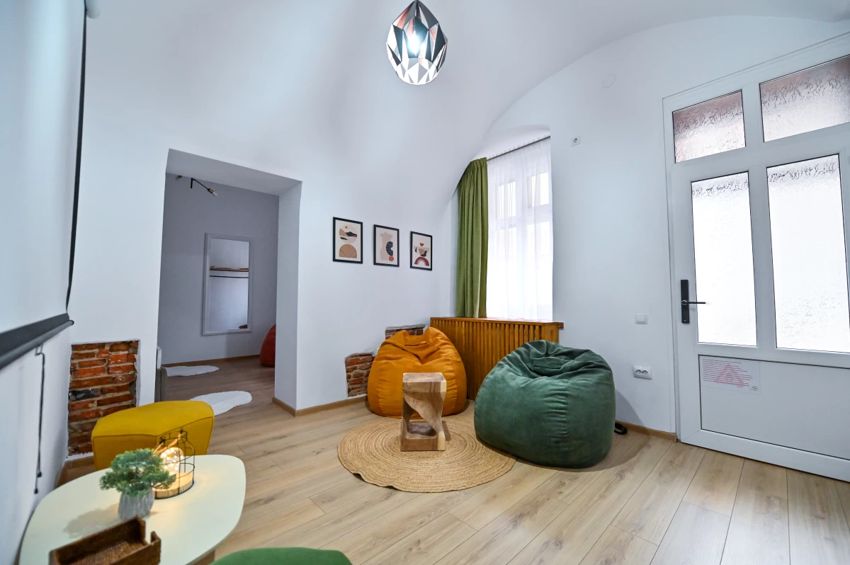 https://www.travlocals.com/uploads/0010/10117/2025/04/16/camera-3-7.webp