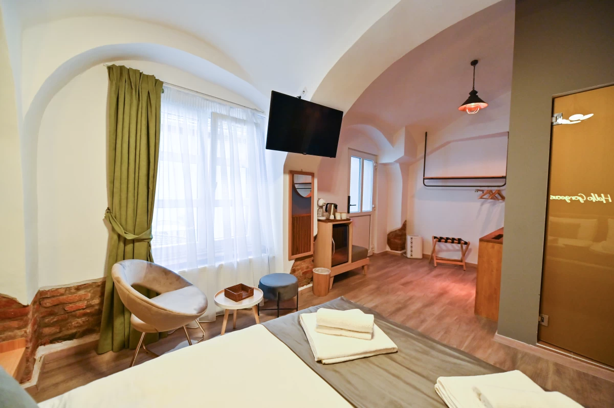 https://www.travlocals.com/uploads/0010/10117/2025/04/16/camera-6-7.webp