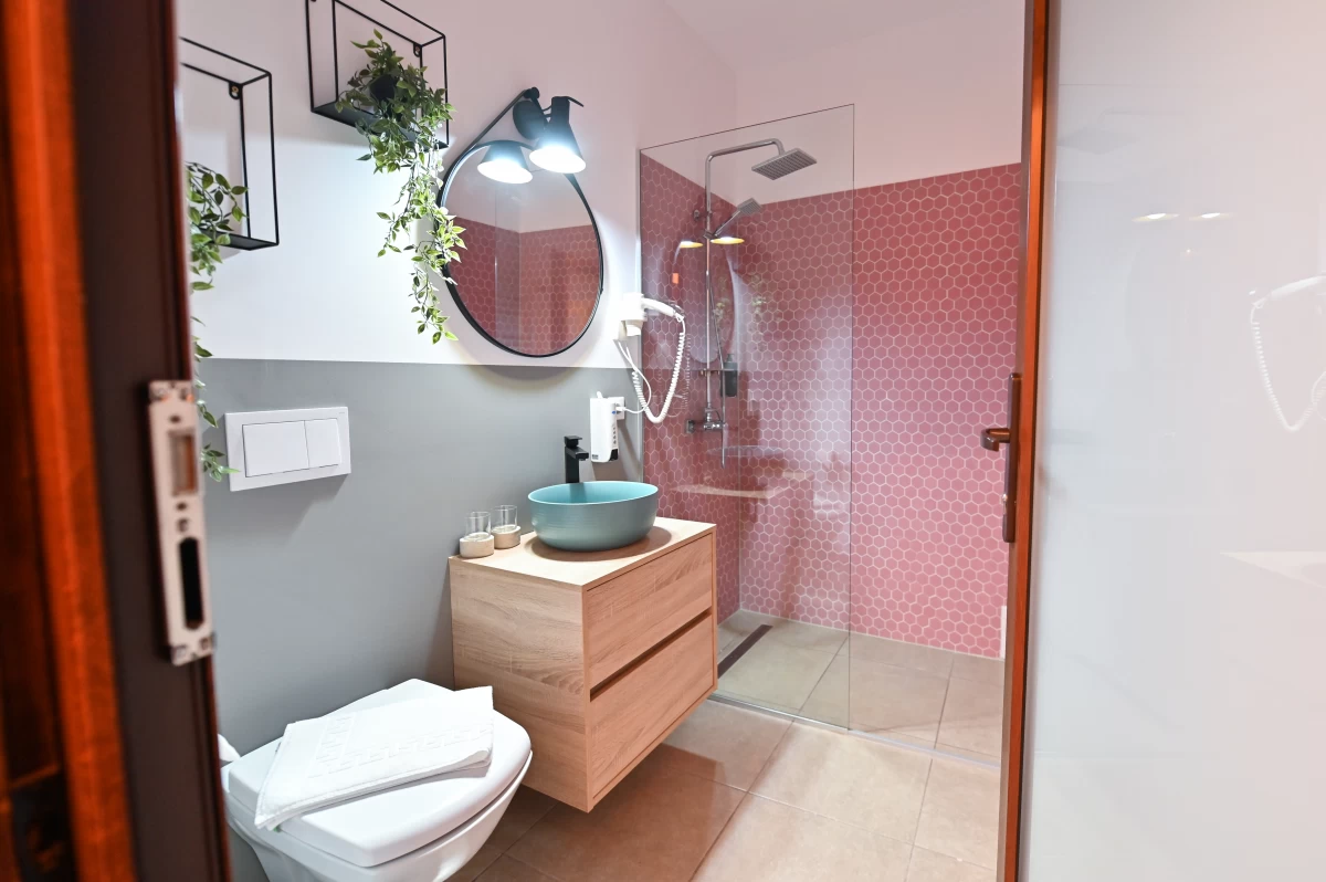 https://www.travlocals.com/uploads/0010/10117/2025/04/16/camera-8-7.webp