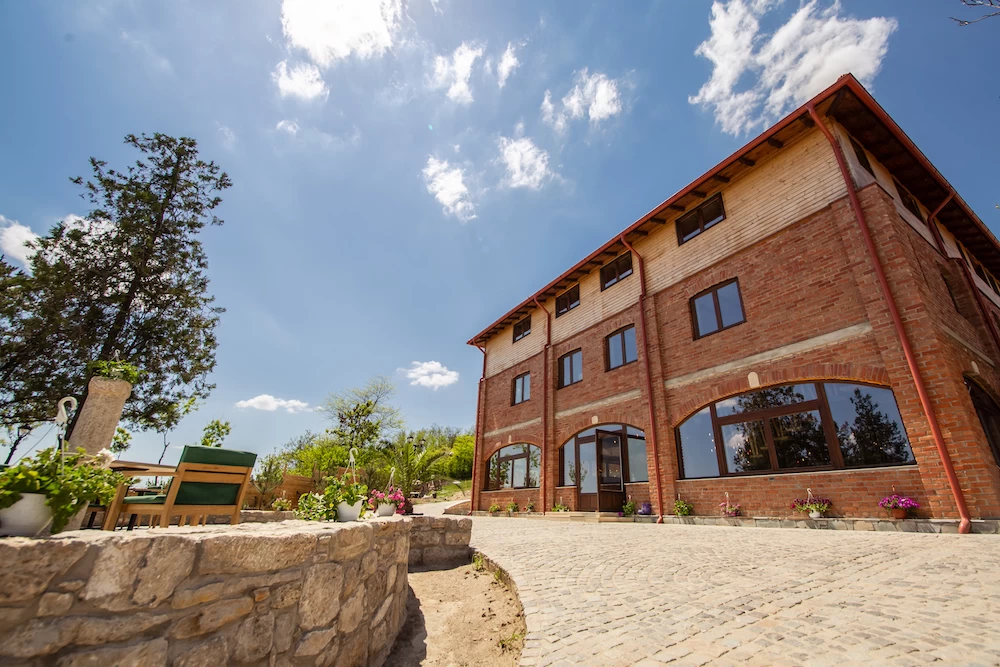 https://www.travlocals.com/uploads/0010/10125/2025/04/14/1cramadepiatra-zzr-157-1.webp