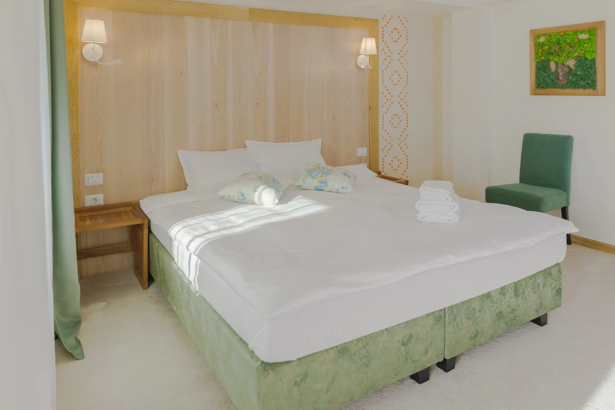 https://www.travlocals.com/uploads/0010/10125/2025/04/14/476303425-1018162097030730-2818999832873197419-n.webp