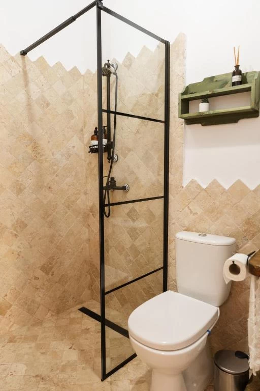 https://www.travlocals.com/uploads/0010/10129/2025/04/16/656843918.webp