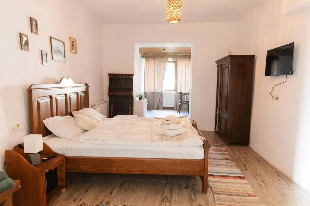 https://www.travlocals.com/uploads/0010/10129/2025/04/16/657306065.webp
