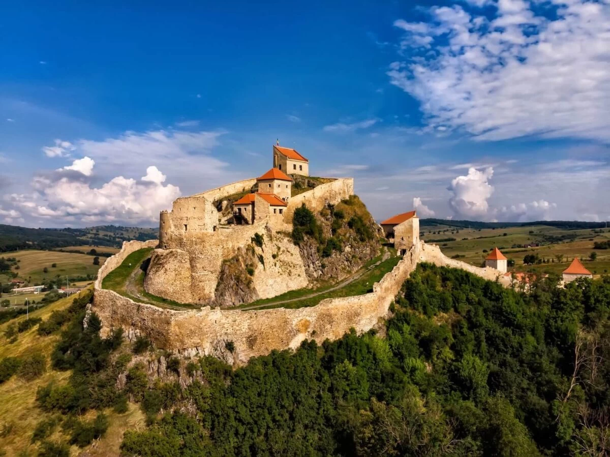 https://www.travlocals.com/uploads/0010/10129/2025/06/20/unde-si-cand-cetatea-rupea-brasov-rupea.webp