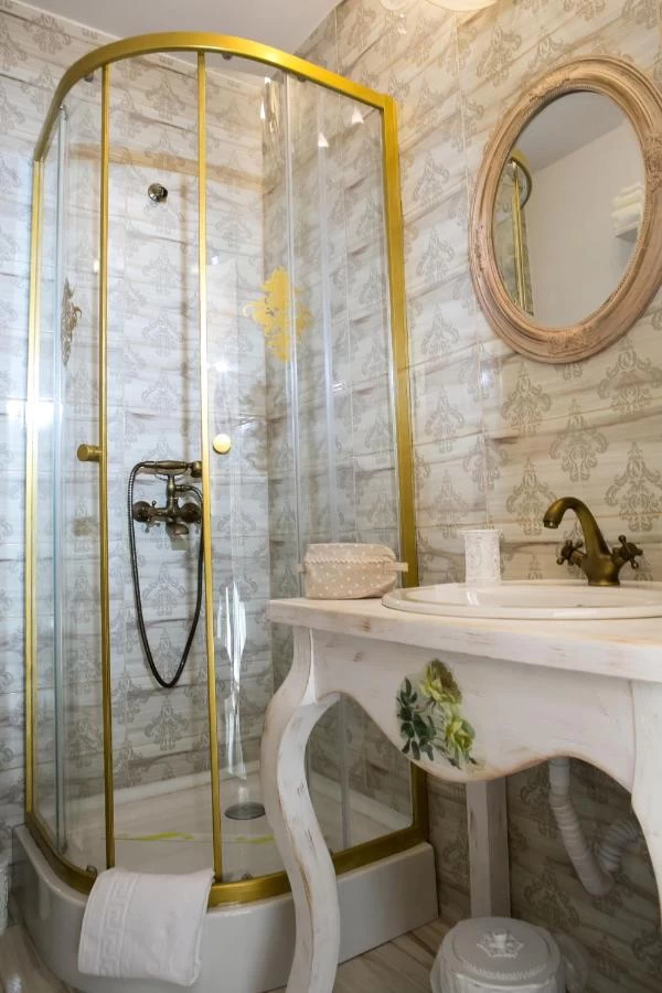 https://www.travlocals.com/uploads/0010/10130/2025/05/19/85640156.webp