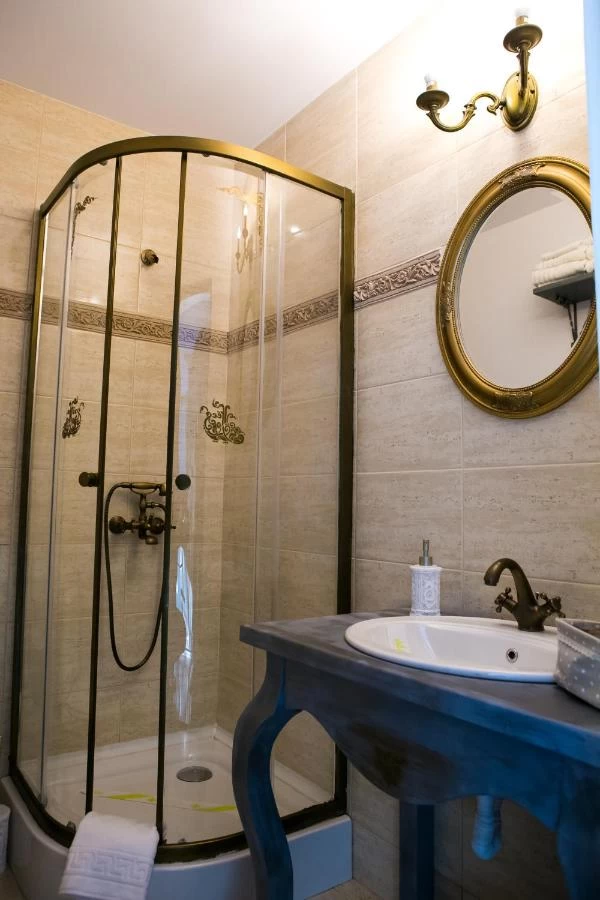 https://www.travlocals.com/uploads/0010/10130/2025/05/19/85640188.webp