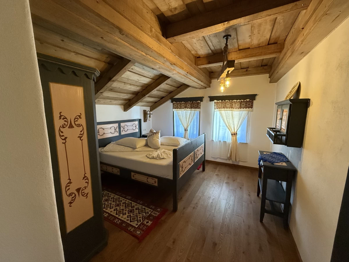 https://www.travlocals.com/uploads/0010/10143/2025/04/26/img-8755.webp
